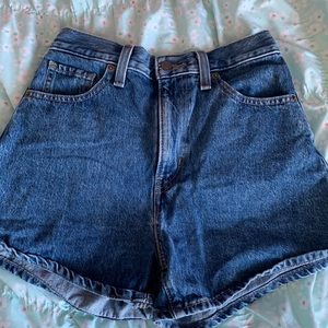 high waisted levi’s mom shorts